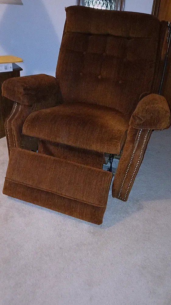 Nice older recliner in perfect condition. It rocks and reclines. Vintage!